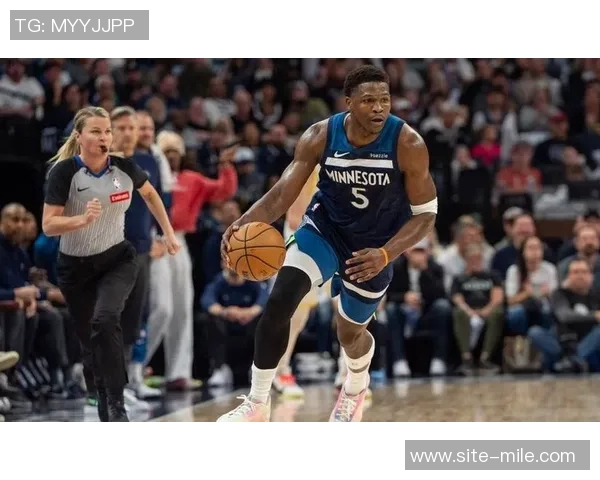 爱德华兹表现稳定半场10投5中贡献12分2篮板罚球命中率待提高 爱德华兹表现稳定半场10投5中贡献12分2篮板罚球命中率待提高